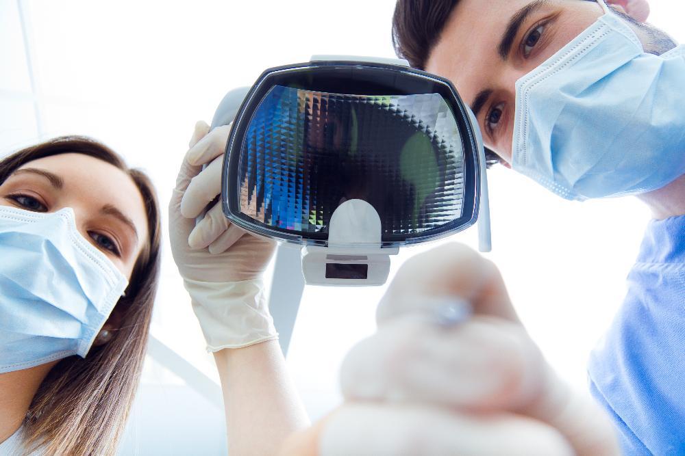 75078 dentist and assistant using a light to examine a patient